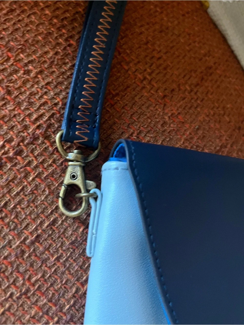 Raven & Lily for American Airlines light/dark blue pouch.
